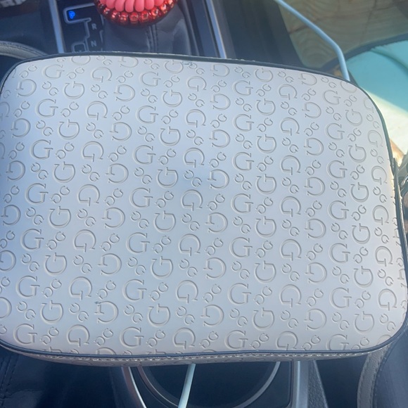 Guess over the shoulder purse - Picture 3 of 3